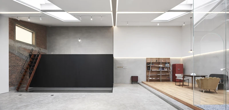 Creative studio with daylight and enclosed meeting areas